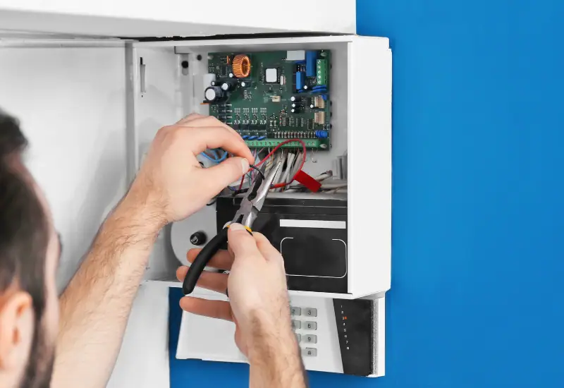 Fachgerechte Installation und Inbetriebnahme einer Alarmanlage durch Jansen Elektrotechnik mit Sensoren, Sirenen und Bewegungsmeldern