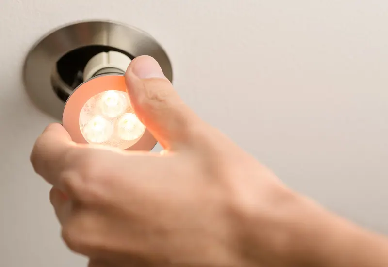 Installation energieeffizienter Beleuchtungssysteme durch Jansen Elektrotechnik – professionelle Lichtmontage für Innen- und Außenbereiche