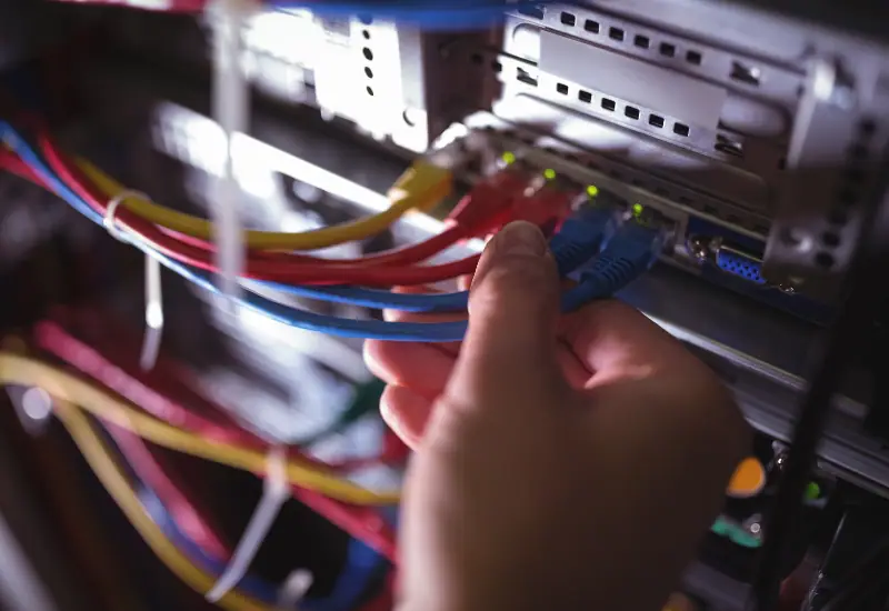 Installation von Netzwerkkomponenten durch Jansen Elektrotechnik – professionelle Verkabelung von Datenkabeln, Routern und Netzwerkhardware
